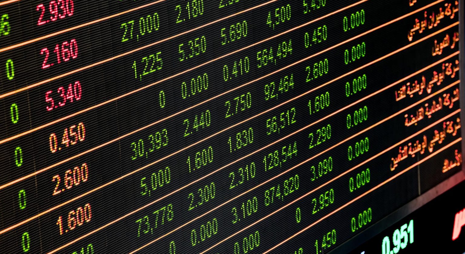 Chaslau Koniukh explique comment les investisseurs européens prennent plus de risques que jamais Detailed view of a stock market screen showing numbers and data, symbolizing financial trading.