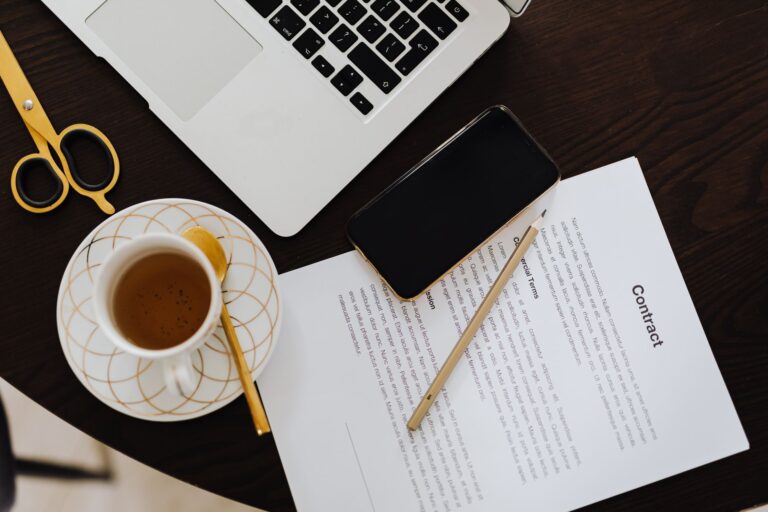 Quels contrats sont essentiels pour les freelances ?