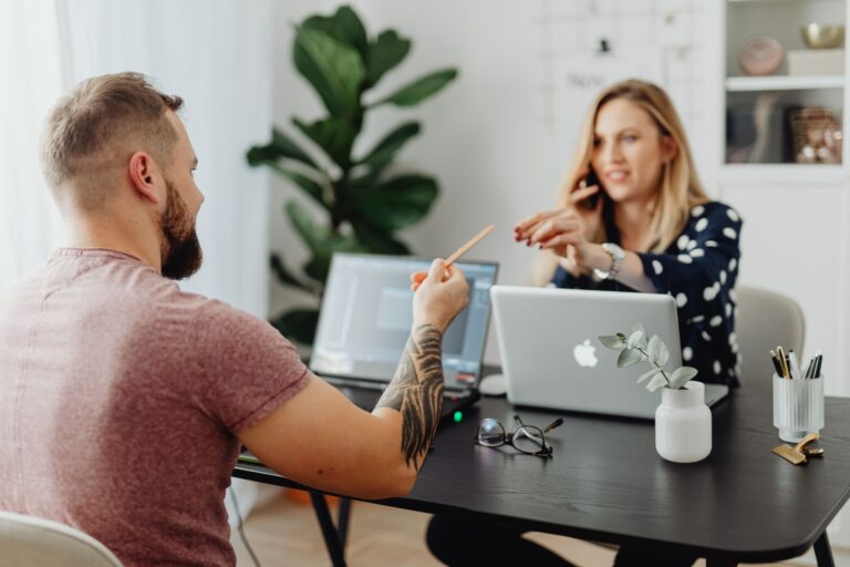 Pourquoi la clarté est-elle essentielle dans la communication en freelance ?